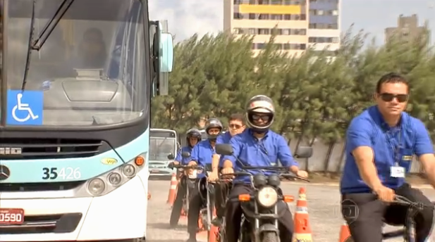 Motoristas de ônibus experimentam vida de ciclistas por um dia Motoristas de ônibus experimentam vida de ciclistas por um dia